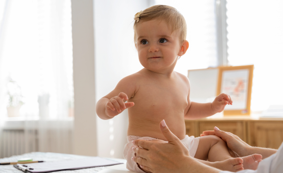 FOTO NIÑO EN CONSULTA PEDIATRA