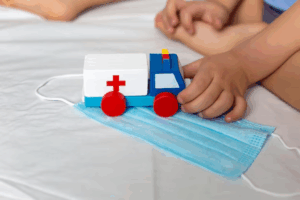 niño jugando con un juguete de camión